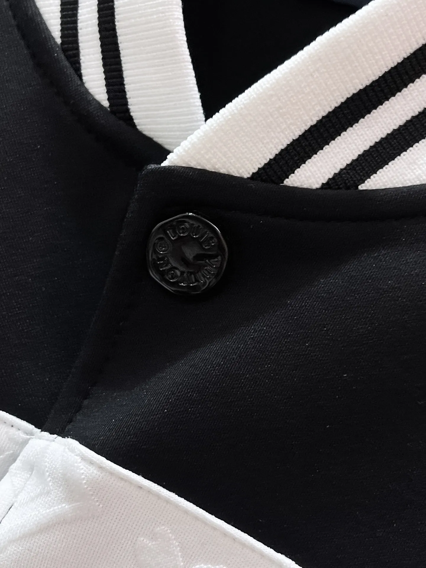 🅿️720 LV hot-selling suit is coming. Focus on the original version of the official website. 2025 new hot-selling cardigan suit. The original order is the best. 🇭🇰The meticulous work of top designers. It has a fitting and perfect upper body effect. All-natural high-quality Tencel Roman cotton 100%, close-fitting comfort, noble and elegant! Original hardware embodies elegance and nobility! Counter size: M-3XL (maximum wear up to 190 pounds)